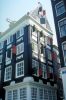 In de voorgevel in de steeg bevinden zich 17de-eeuwse kruiskozijnen (zeldzaam!). (Singel 83-85) (© Walther Schoonenberg) In de voorgevel in de steeg bevinden zich 17de-eeuwse kruiskozijnen (zeldzaam!). (Singel 83-85) (© Walther Schoonenberg)