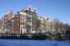 Het hoekhuis Singel 108 met daarnaast Singel 104-106, twee panden die huizenhoog uitsteken boven de omgeving (&copy; Walther Schoonenberg)