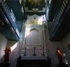 Interieur van de kapel na de restauratie van 1983. De twee houten beelden zijn nog aanwezig. Het altaarstuk is tijdelijk verwijderd.