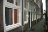 Inpandige huizen (hofjeswoningen) met houten puien. (&copy; Walther Schoonenberg)