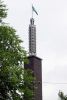 De hoge smalle toren is op veel plaatsen in de stad te zien.