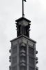 Herplaatste beelden van krantenjongens op de toren.