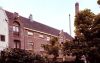 Elektriciteitscentrale met schoorsteen op binnenterrein