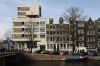 De Weesperflat naast de panden aan de Nieuwe Keizersgracht (&copy; Walther Schoonenberg)