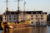 's Lands Zeemagazijn met daarvoor een replica van een VOC-schip. (&copy; Walther Schoonenberg)