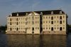 's Lands Zeemagazijn ligt na de verwijdering van de steigers weer fraai in het water. (&copy; Walther Schoonenberg)