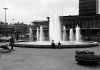 De Nederlandsche Bank en fontein op het Frederiksplein. Foto G.L.W. Oppenheim, 1968