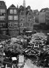 Opslagplaats van oud ijzer op achtererf