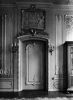 Zaal in Lodewijk XV-stijl met deur en bovendeurstuk