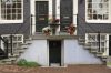 Dubbele stoep met doorgang naar inpandige huizen. (&copy; Walther Schoonenberg)
