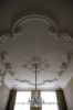 Stucplafond van de zaal (&copy; Walther Schoonenberg)