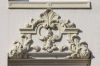 Versiering boven venster met koppen Versiering boven venster met koppen (© Walther Schoonenberg)