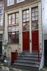 Fraaie hoge houten onderpui met frontale stoep (&copy; Walther Schoonenberg)