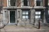 19de-eeuwse hardstenen basement met ingang souterrain (&copy; Walther Schoonenberg)