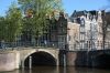 Het hoekhuis ligt op een fraai punt in de 17de-eeuwse grachtengordel. (&copy; Walther Schoonenberg)