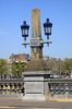 Obelisk met lantaarndragers met lantaarns (© Walther Schoonenberg)