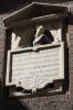 Nis met weeskind en spreuk in de zijgevel (&copy; Walther Schoonenberg)