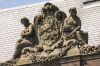 Beeldgroep cultuur en industrie met daartussen het Nederlandse rijkswapen (&copy; Walther Schoonenberg)