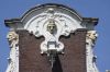 In de topgevel zijn koppen aangebracht met grote neuzen. (&copy; Walther Schoonenberg)