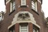 Detail van de gevel op de hoek van de Wijde Kapelsteeg en de Kalverstraat: een uil (&copy; Walther Schoonenberg)