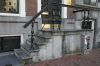 Herengracht 528: Stoep met 19de-eeuwse driepootbalusters (houten leuning vernieuwd) (© Walther Schoonenberg)