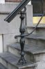 Herengracht 528: Stoep met 19de-eeuwse driepootbalusters (houten leuning vernieuwd) (&copy; Walther Schoonenberg)
