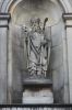 Heiligenbeelden van St Willibrordus en St. Sergius in nissen vorgevel (&copy; Walther Schoonenberg)