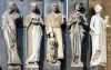 Beelden van Mendes Da Costa aan de gevel. Van rechts naar links: Waakzaamheid, Wisselvalligheid der Tijden, Wijsheid het kwaad bedwingend, Spaarzaamheid en Beschermende Liefde. (&copy; Walther Schoonenberg)