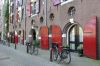 Pakhuisluiken op straatniveau (&copy; Walther Schoonenberg)
