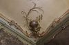 E�n van de hoekstukken van het plafond in de zaal met stucwerk uit de bouwtijd (&copy; Walther Schoonenberg)