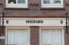 Tekst boven ��n van de winkels (&copy; Walther Schoonenberg)