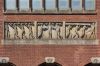 Reli�f van L. Zijl in de gevel boven de hoofdingang aan het Beursplein (&copy; Walther Schoonenberg)