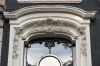 Detail van de deuromlijsting met Rococo ornament (© Walther Schoonenberg)