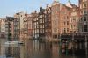 Achterzijde van de Warmoesstraat aan het Damrak Achterzijde van de Warmoesstraat aan het Damrak (© Walther Schoonenberg)