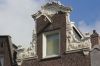 Halsgevel met gedeelde klauwstukken (gedateerd) (&copy; Walther Schoonenberg)