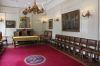 18de-eeuwse bestuurskamer in één van de bijgebouwen. Rococo schouw met spiegel met daarboven het embleem van de pelikaan die zijn jongen voedt. 18de-eeuwse bestuurskamer in één van de bijgebouwen. Rococo schouw met spiegel met daarboven het embleem van de pelikaan die zijn jongen voedt. (© Walther Schoonenberg)