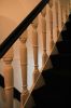 Fraaie trapbalusters in de vorm van afgeplatte flesbalusters (&copy; Walther Schoonenberg)