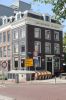 Rapenburgerplein 81-83: hoekhuis met omlopend pothuis (&copy; Walther Schoonenberg)