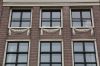Tussen de pilasters bevinden zich festoenen (&copy; Walther Schoonenberg)