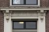 Detail van de deuromlijsting in Lodewijk XIV-stijl (&copy; Walther Schoonenberg)