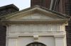 Fronton op het poortje (&copy; Walther Schoonenberg)