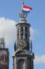 Bovenin de torenspits is het carillon geplaatst. (Muntplein 14) (© Walther Schoonenberg)