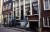 Houten pui met stoepje met gedraaide opgang (&copy; Walther Schoonenberg)