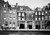 Lauriergracht 57 is het middelste pand met pilastergevel