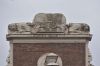 Detail van de topgevel met keizerskroon en honden
