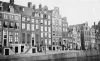 Singel 181 t/m 201 met tussen 195 en 197 de  Korte Huiszittensteeg (nu de Raadhuisstraat), vóór 1875