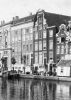 Op deze oude foto is ��n van de drie Vingboonspanden nog niet onthalsd.