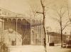 Het apenhuis uit 1851 had één van de vroegste ijzerconstructies in de bouwkunst in Nederland: gietijzeren zuiltjes verbonden door een rondboogfries.
