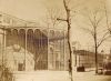 Het apenhuis uit 1851 had ��n van de vroegste ijzerconstructies in de bouwkunst in Nederland: gietijzeren zuiltjes verbonden door een rondboogfries.