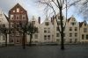 Achterzijde van de huizen van het Begijnhof aan het Spui met het poortgebouw links (&copy; Walther Schoonenberg)